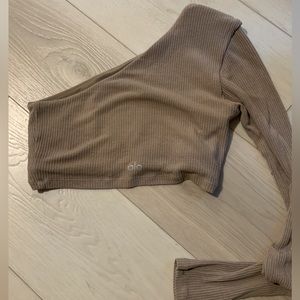COPY - Alo cropped top of the shoulder